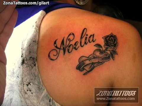 Veri tatuaggi di nomi Noelia con due cuori neri e rosa nera sulla scapola