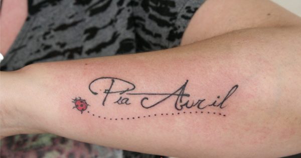 Tatuajes reales de de Nombres Pia Abril y Mariquita subrayando el nombre con su trayecto