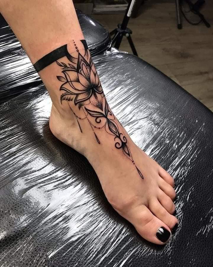 1 BEST 1 Tatuajes en los pies Flor de loto enpezando en tobillera negra con la flor y adornos en pie y empeine negra