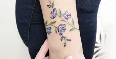 1 TOP 1 Flores y Ramas en antebrazo mujer tipo pulsera violetas pequenas 16