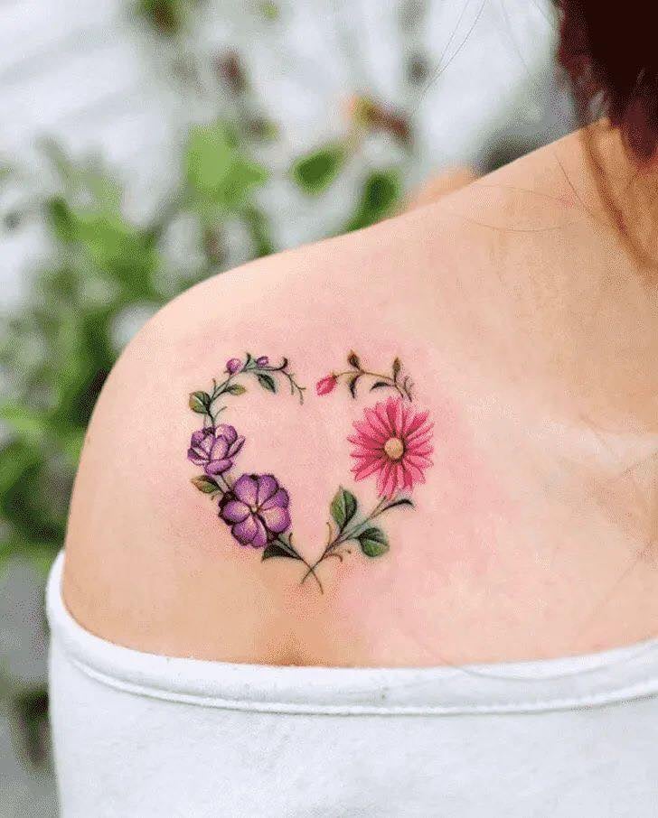 1 TOP 1 Tatuagens de coração no ombro da clavícula feitas de flores violetas e fúcsia e galhos verdes