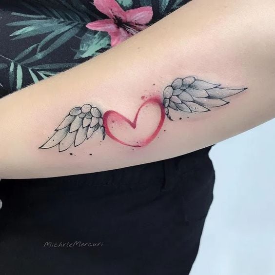 1 TOP 1 Tatuagens de Corações Contorno de Coração Vermelho com Asas de Anjo no antebraço