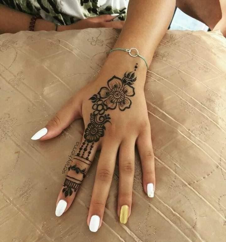 1 TOP 1 Tattoos auf Frauenhand mit Henna-Senay-Blumen und Ornamenten am Zeigefinger