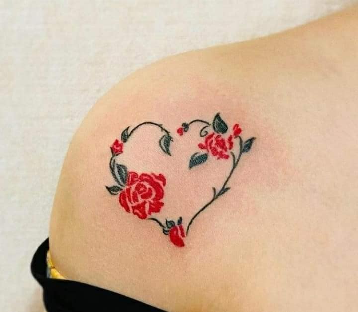 1 wirklich schöne Tattoos für Frauen, Herz aus Zweigen und Blüten roter Rosen
