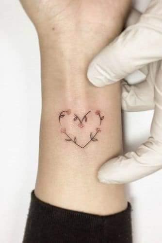 10 tatuaggi a cuore sul polso con piccoli fiori