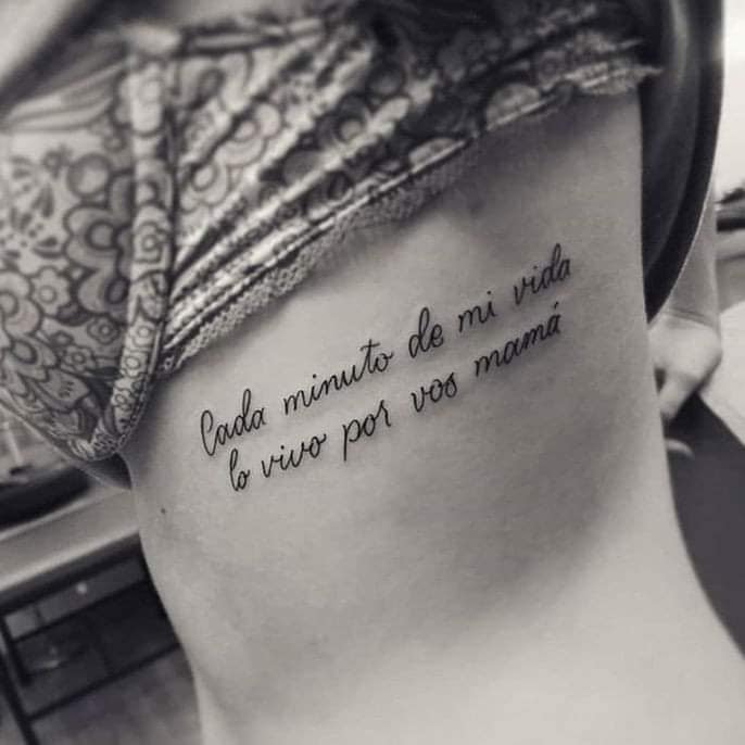 102 Tatuajes de Frases Cada Minuto de mi vida lo vivo por vos mama en costillas