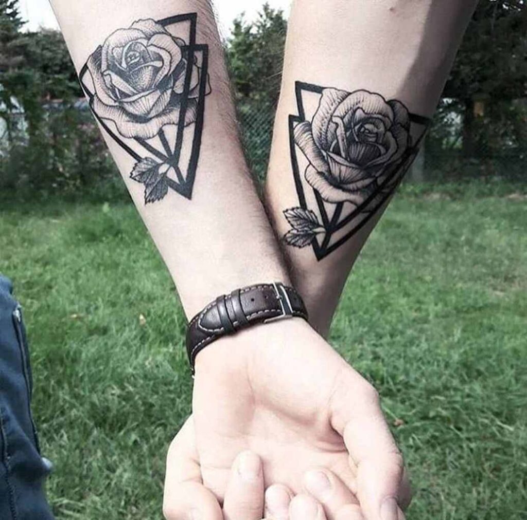 108 tatouages pour couples grande rose noire sur le poignet inscrite dans deux triangles