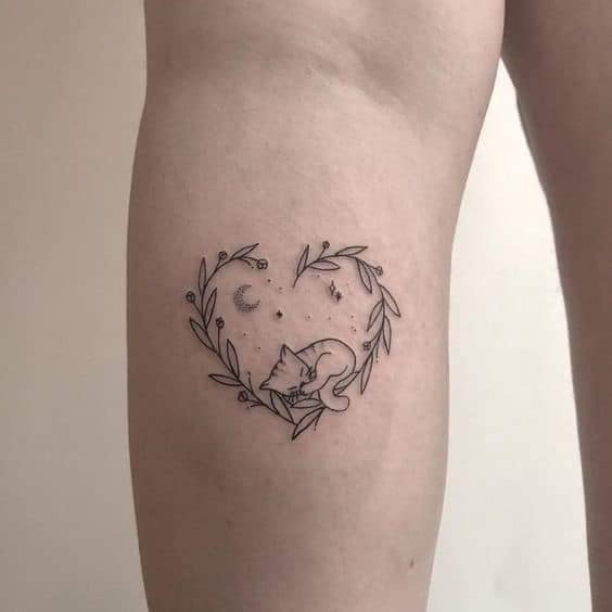 11 tatuaggi a cuore fatti di ramoscelli e foglie con luna e gattino