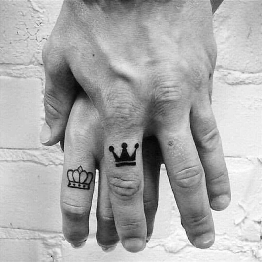 111 Tattoos für Paare. Königs- und Königinkrone auf beiden Fingern