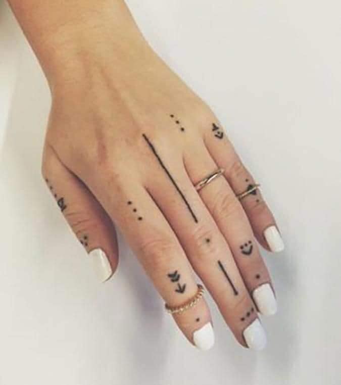 116 Tatuaggi sulle mani, punti, linee e frecce