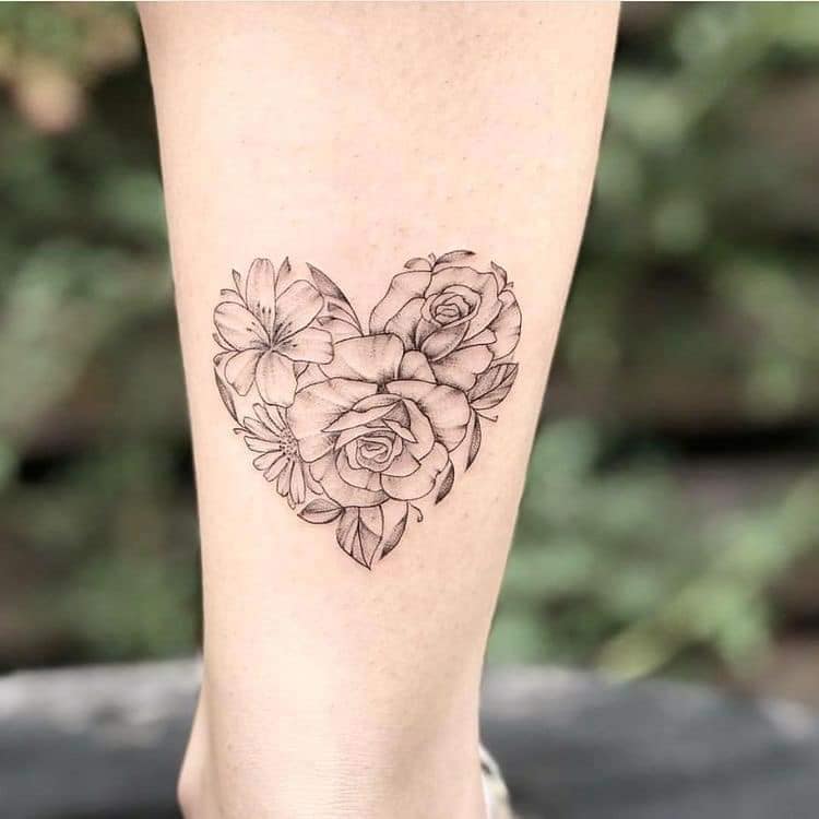 12 tatuagens de corações na panturrilha com flores pretas rosa