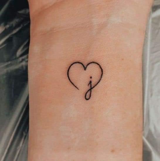 13 tatuaggi a cuore sul polso con la lettera J