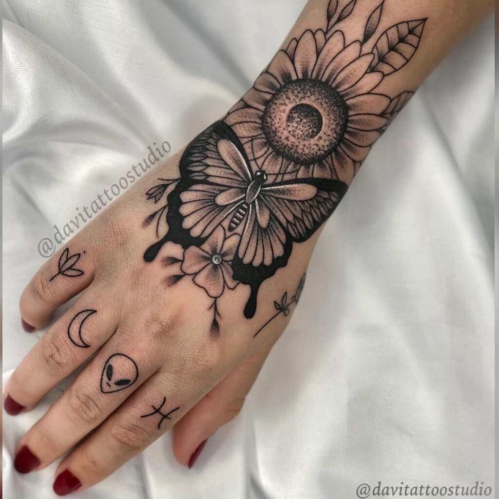 143 Tattoos auf den Händen, Sonnenblumen, schwarze Schmetterlinge, Blumen und verschiedene Symbole auf den Fingern