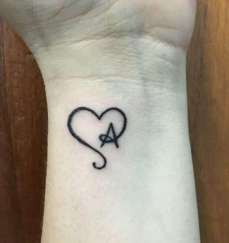 15 tatuaggi a cuore sul polso con la lettera iniziale A