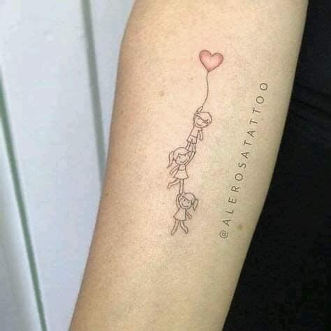 17 Tatuajes de Madres para Hijos Dos Ninas y un Nino agarrados a hilo de Globo en forma de corazon en antebrazo