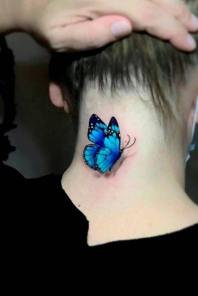목과 목덜미에 있는 연한 파란색 나비 문신 17개
