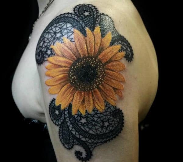 19 tatuaggi di girasole con un disegno astratto di un polipo nero sul braccio