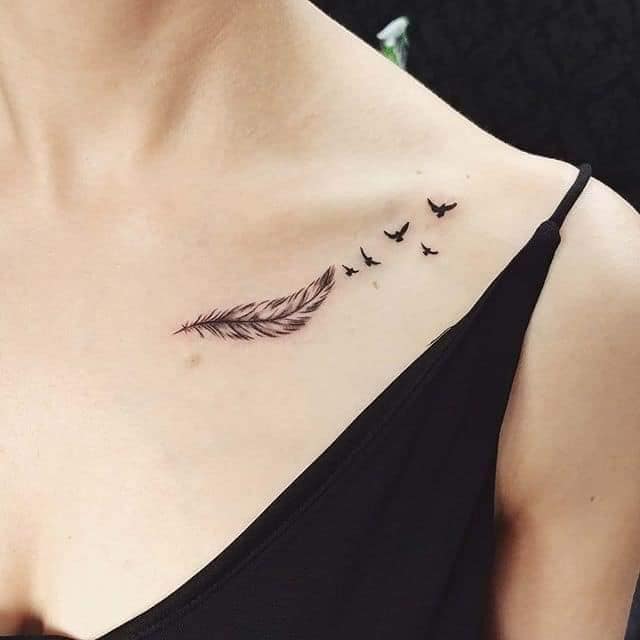 19 tatuaggi di piume e uccelli sulla clavicola nera piccoli cinque uccelli