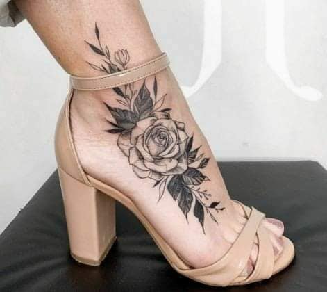 2 BEST 2 Tatuajes en pies Rosa Negra que luce con zapatos de tacon cuadrado y empeine desnudo
