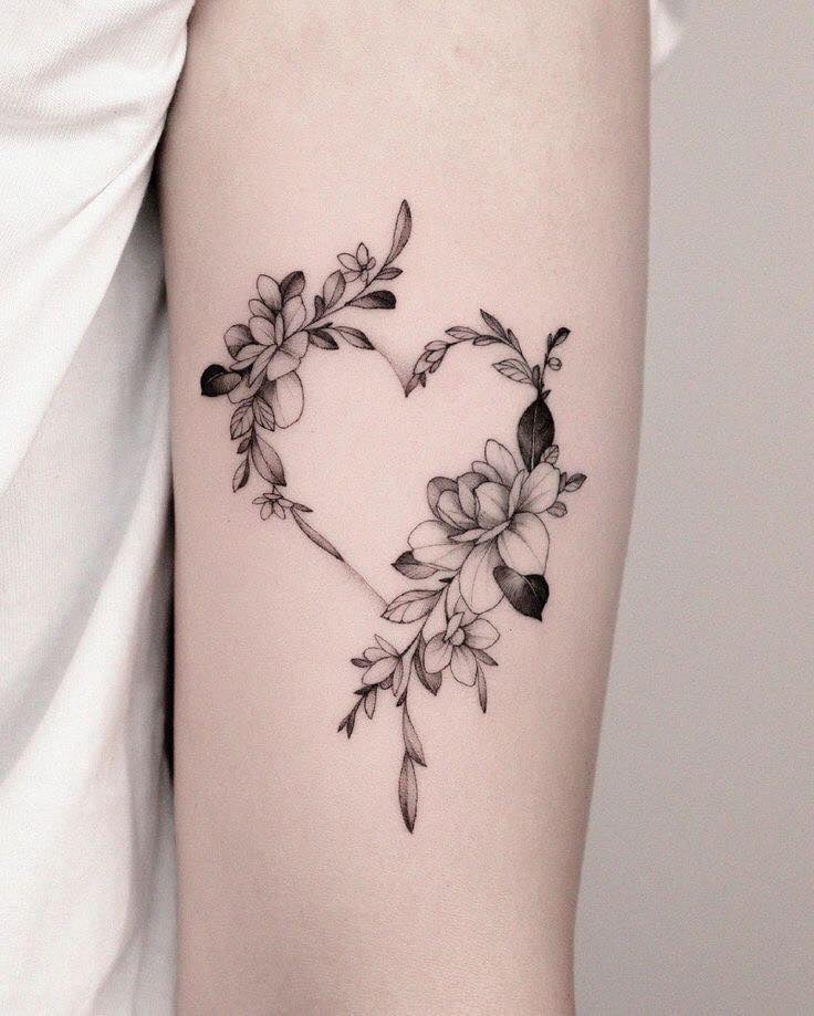 2 TOP 2 Herz-Tattoos auf dem Arm aus Romblättern und schwarzen Blumen