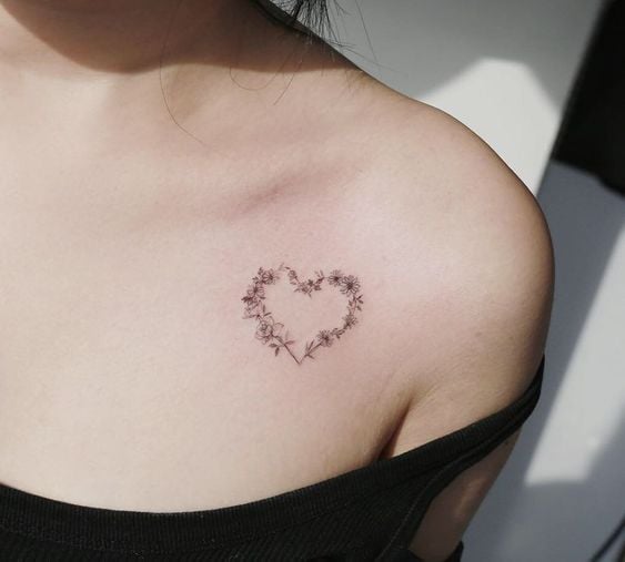 2 TOP 2 Tatuaggi a cuore Contorno del cuore realizzato con ramoscelli e fiori sulla clavicola