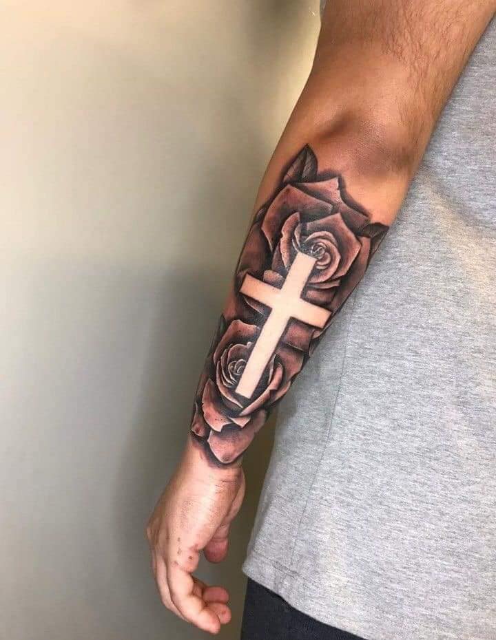20 Tatuagens de Cruzes duas rosas na parte de trás do antebraço com uma cruz sem preenchimento