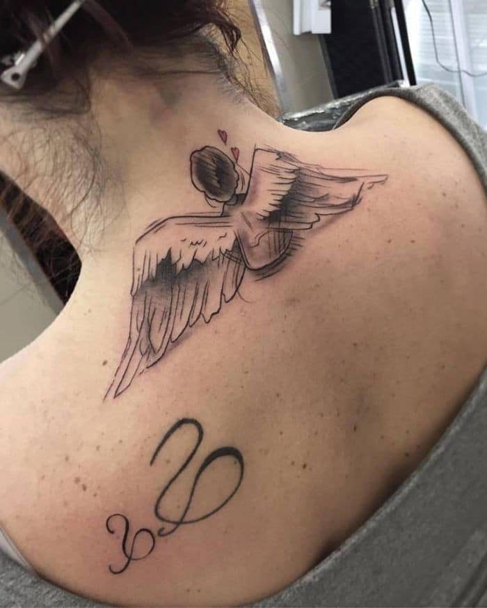 20 tatouages de mères pour enfants sur la nuque de l'ange représentés au dos avec de petits cœurs