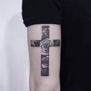 21 Tatuajes de Cruces en brazo cruz con patrones de rosas incluidos negro
