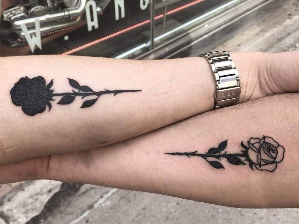 210 Tattoos für Paare Rosen auf beiden Unterarmen, einer mit Schwarz gefüllt, der andere nicht