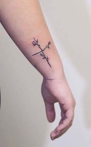 22 Kreuz-Tattoos auf der Seite des Unterarms