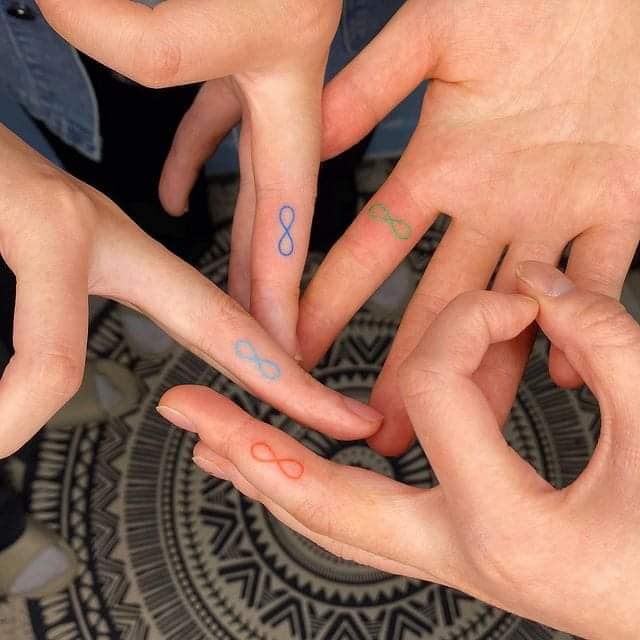 23 petits tatouages de couleur à l'infini sur le doigt de quatre amis
