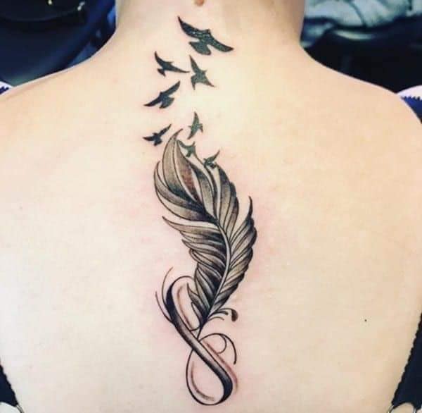 25 Tatuaje de Pluma Infinito y aves remontando vuelo desde la espalda columna hacia el cuello negro