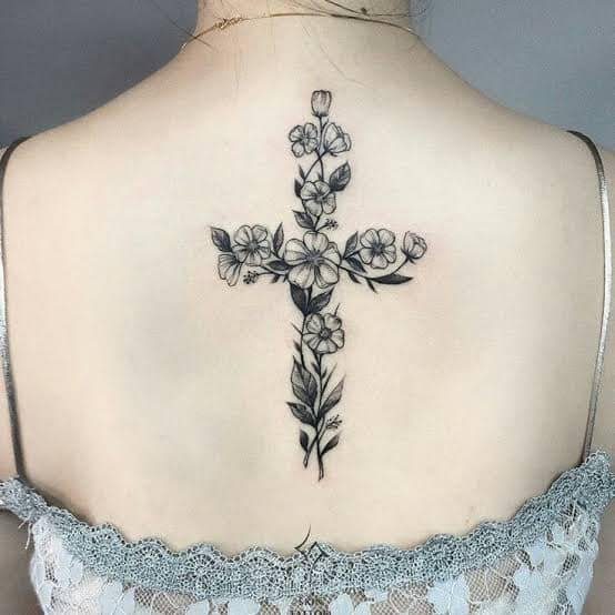 背中の肩甲骨の間にある十字架と黒の花のタトゥー 25 件