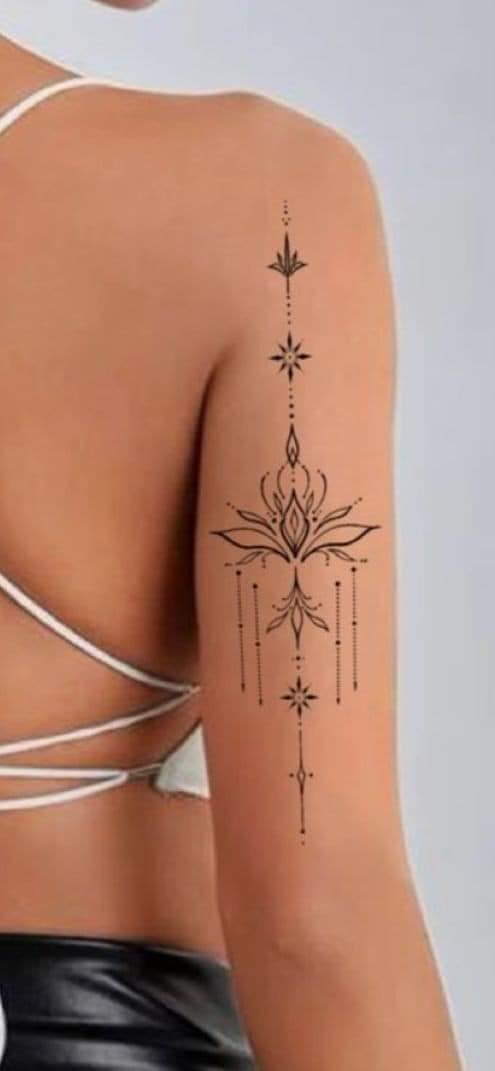 26 Design de tatuagens de flores de lótus que significa esboço para braço com ornamentos