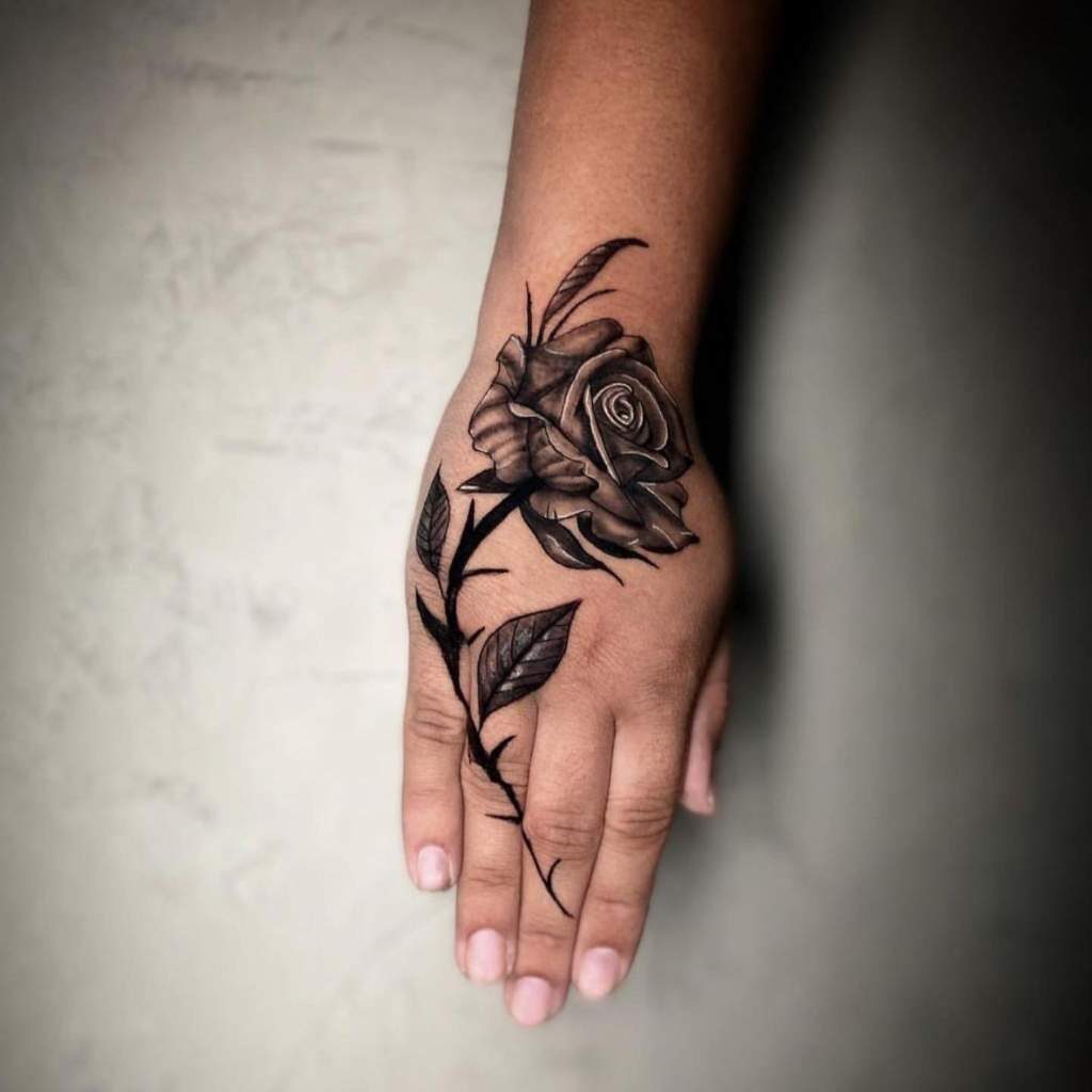 263 Tattoos auf den BlackWork-Händen Schwarze Rose mit Stiel an mehreren Fingern