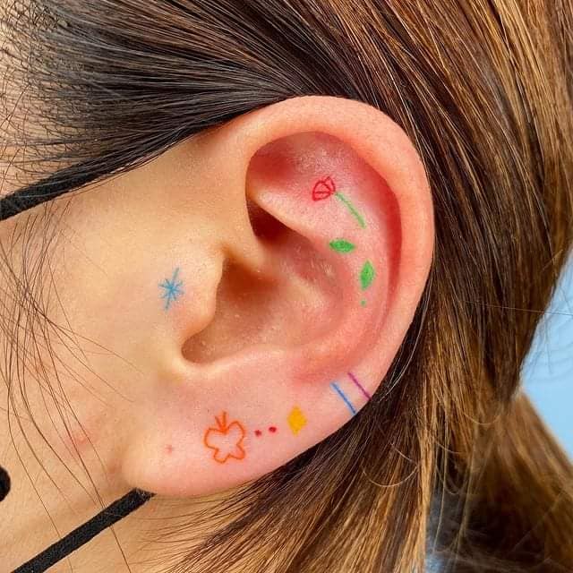 27 Tatuajes Pequenos a color mariposas estrellas tulipan rayas en oreja