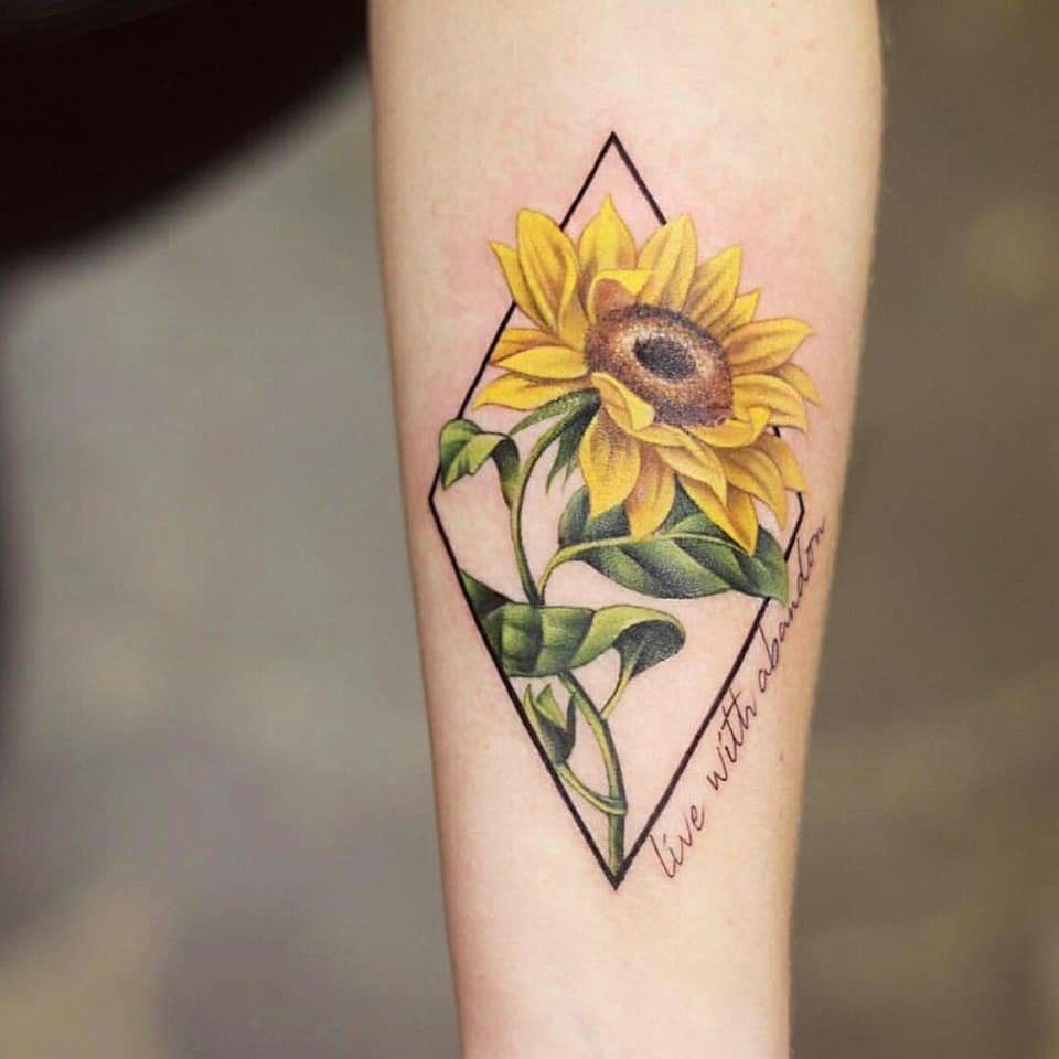 28 Sonnenblumen-Tattoos in einer Raute mit Inschrift auf dem Unterarm