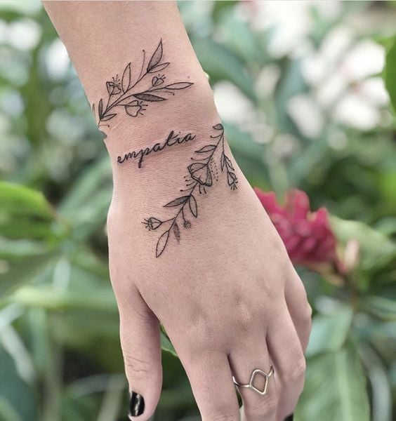 3 TOP 3 Tattoos für Frauenhände Lorbeer und Aufschrift Empathie