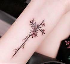 30 Kreuz-Tattoos am Handgelenk mit kleinen rosa Blumen
