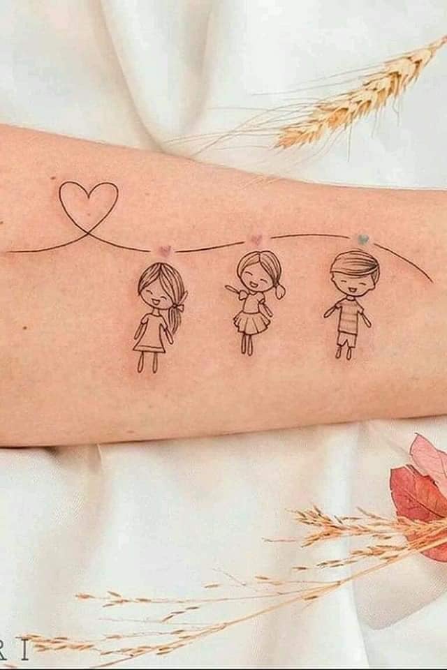 30 Tattoos of Mothers for Children on the Forearm Two Girls and A boy with small hearts and a thread that unites them in love