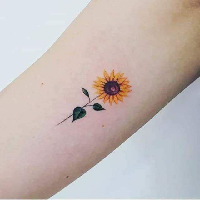 31 kleine Sonnenblumen-Tattoos auf dem Unterarm