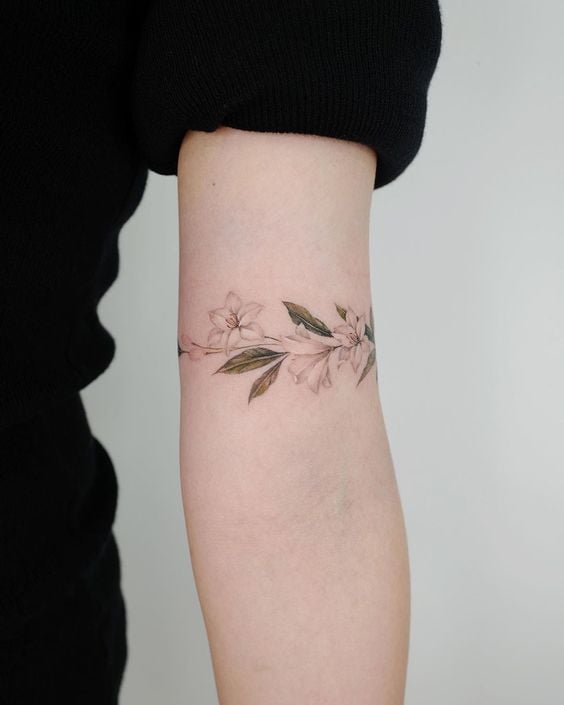 311 Tattoos von Armbändern Armbänder Ranken Zarte Blumen und grüne Blätter auf dem Arm