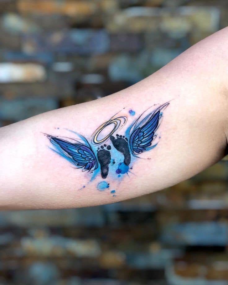 32 Tatuaggi di mamme per bambini, un angioletto sul braccio con piedini, una corona e ali in blu e nero