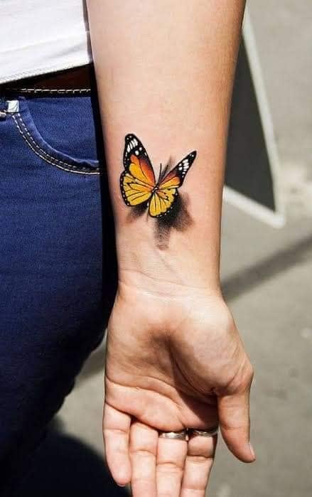 33 tatuaggi farfalla 3D arancioni e gialli sul polso e sull'avambraccio