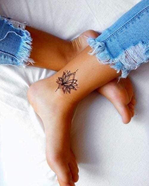 35 tatuaggi di fiori di loto sul polpaccio
