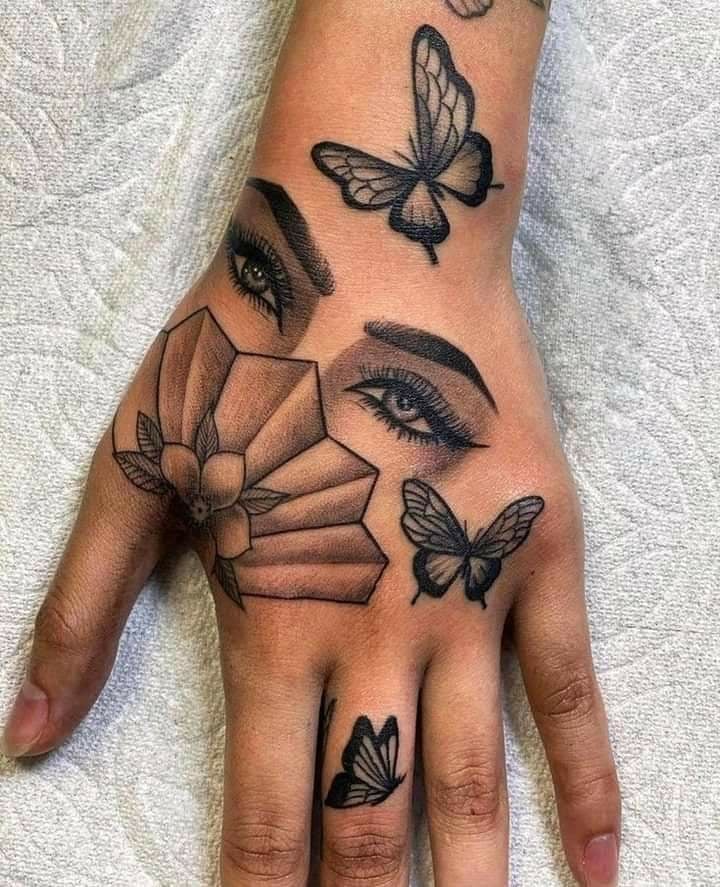 36 Tattoos auf den Händen, Augen einer Frau, Schmetterlinge und schwarze Blumen