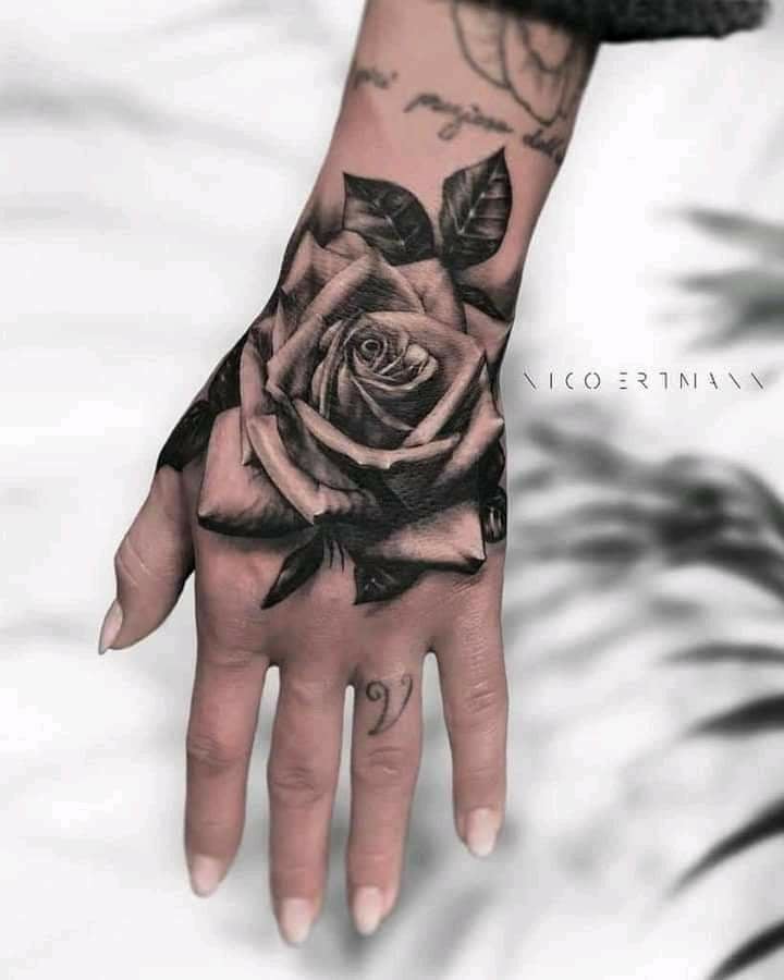 36 tatuagens realistas de rosa negra nas mãos