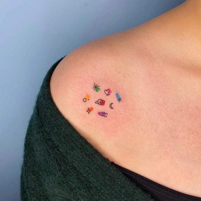 37 Petits tatouages colorés étoiles étoile de lune sur l'épaule