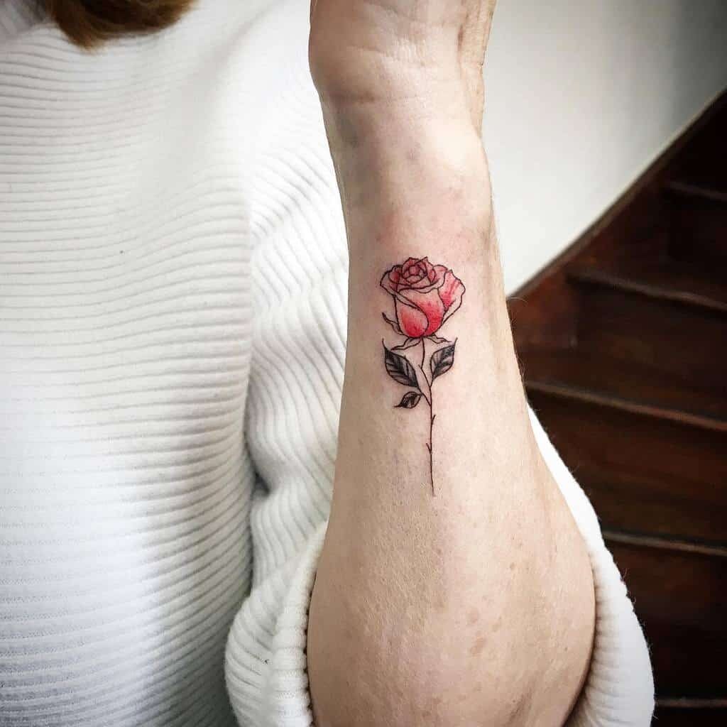 37 rote Rosen-Tattoos auf der Seite des Unterarms