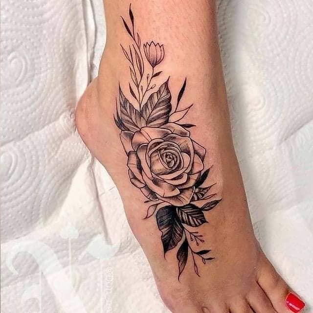 4 BEST 4 Tatuajes en Pie Hermosa Rosa negra con hojas y ramas en empeine